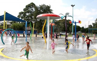 Kinderplanschbecken mit diversen Wasserattraktionen