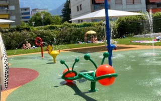 Kinderplanschbecken mit diversen Wasserattraktionen